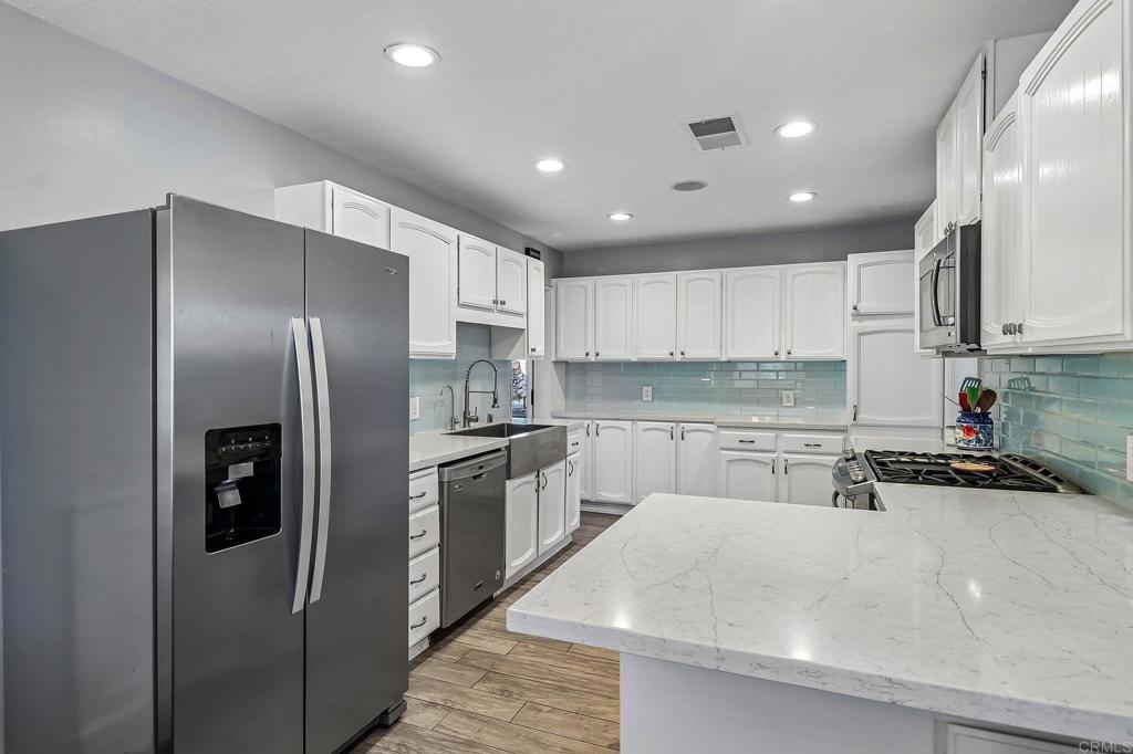9535 Lakeview Drive Property Photo 1