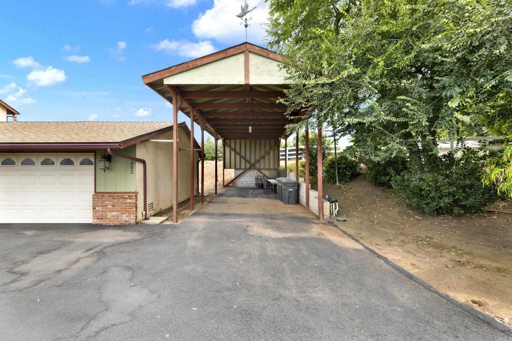1402 Big Red Road Property Photo 4