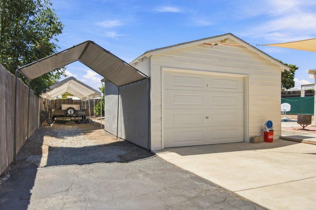2720 Palm Lane Property Photo 3