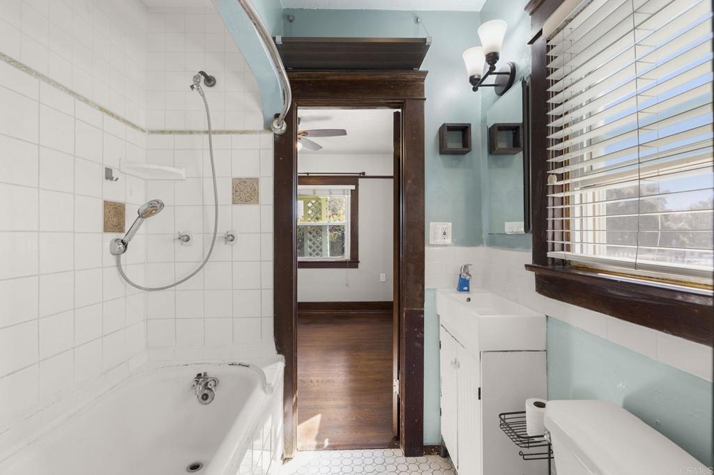 2636 Howard Avenue Property Photo 15