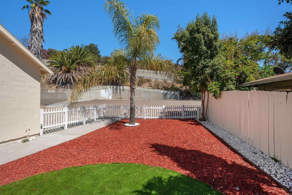 5264 Wood Street Property Photo 7