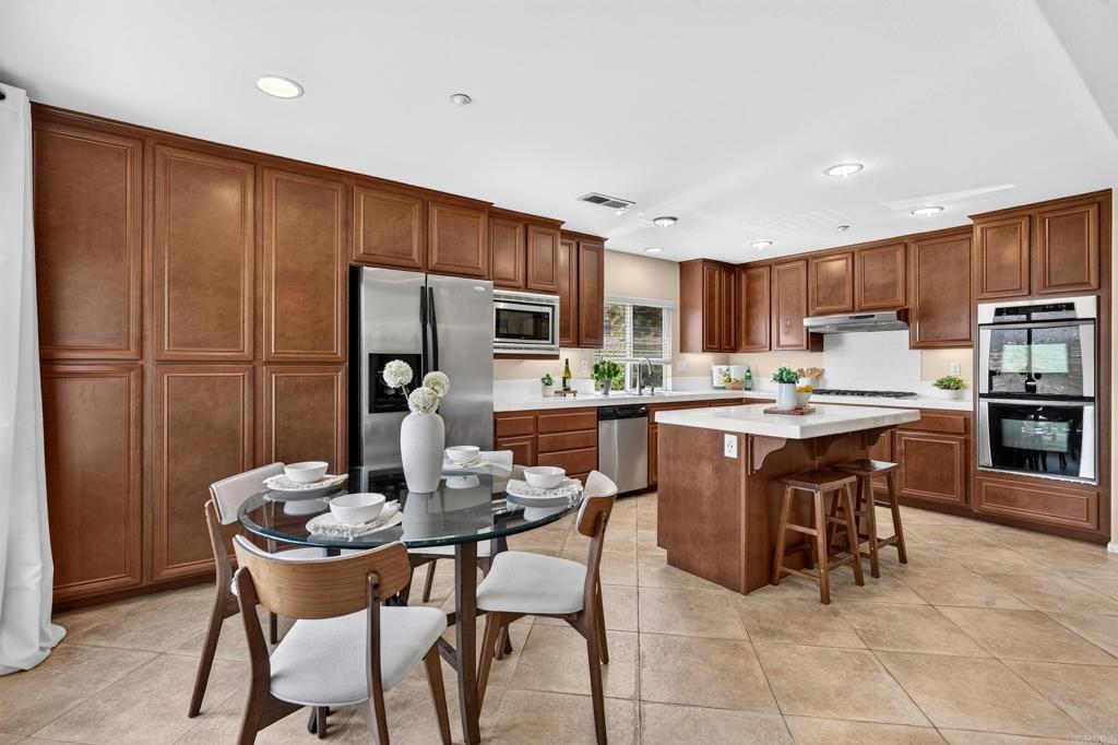 10441 Lake Breeze Drive Property Photo 8
