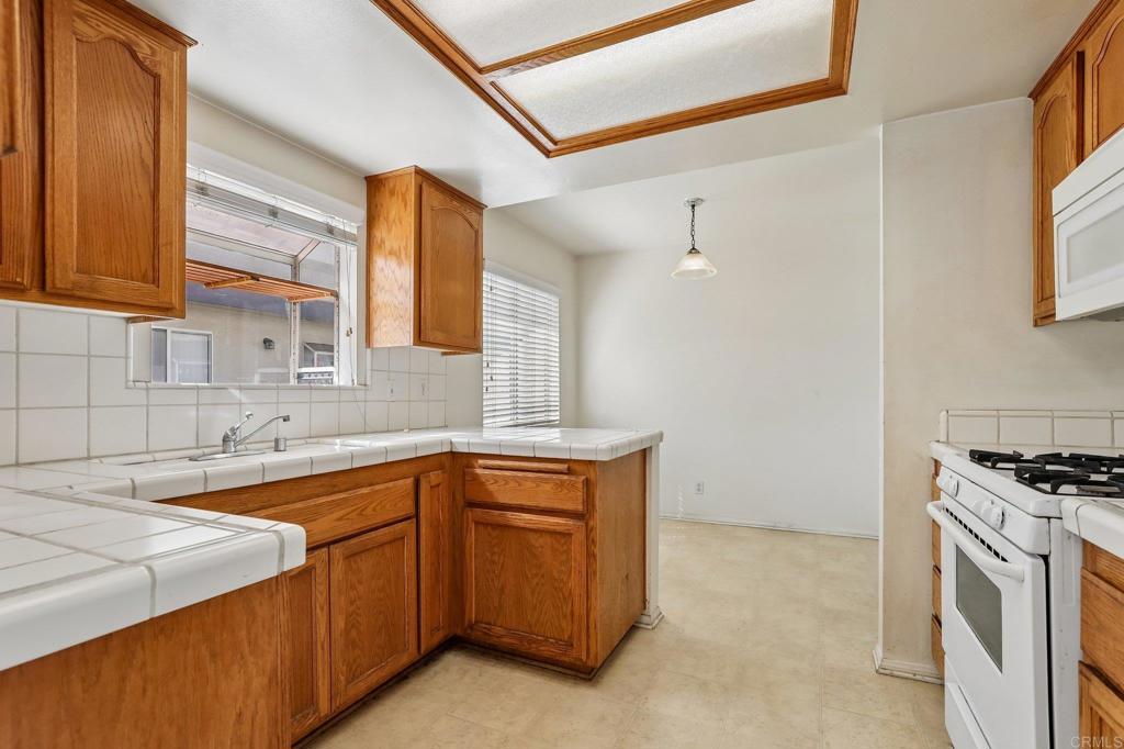 16910 S Dalton Avenue 8 Property Photo 5
