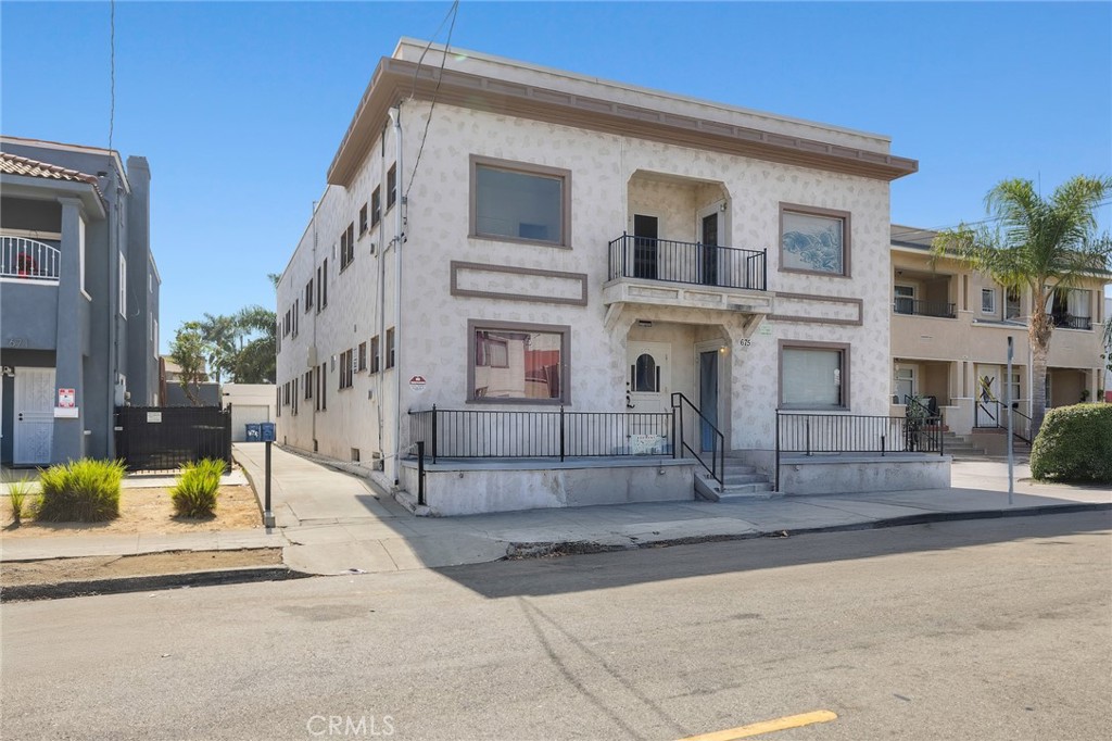 675 W 11th Street Property Photo 3