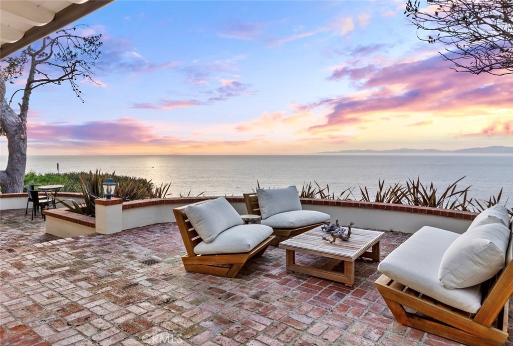 1115 Palos Verdes Drive West Property Photo