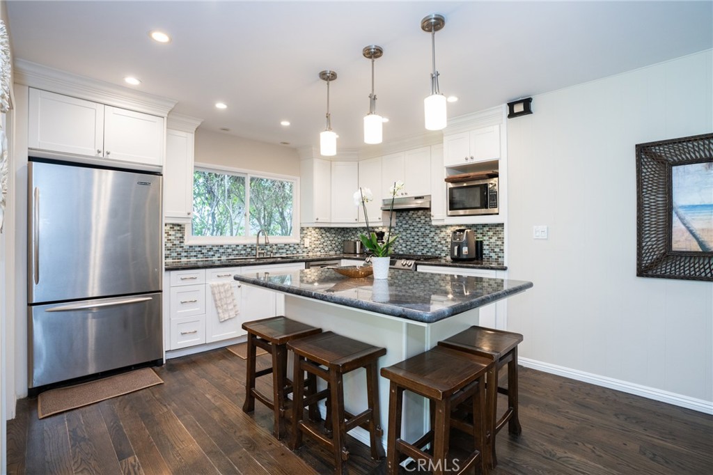 825 Tyburn Road Property Photo