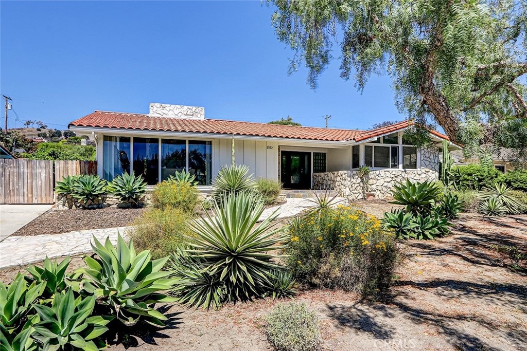 2552 Palos Verdes Drive W Property Photo 1