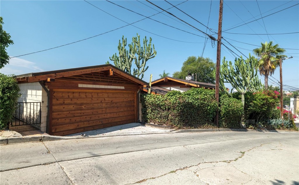 3950 De Longpre Avenue Property Photo 3