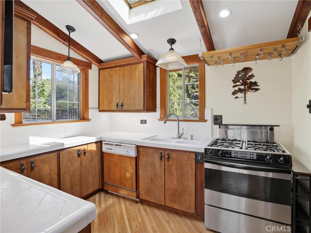 3950 De Longpre Avenue Property Photo 17