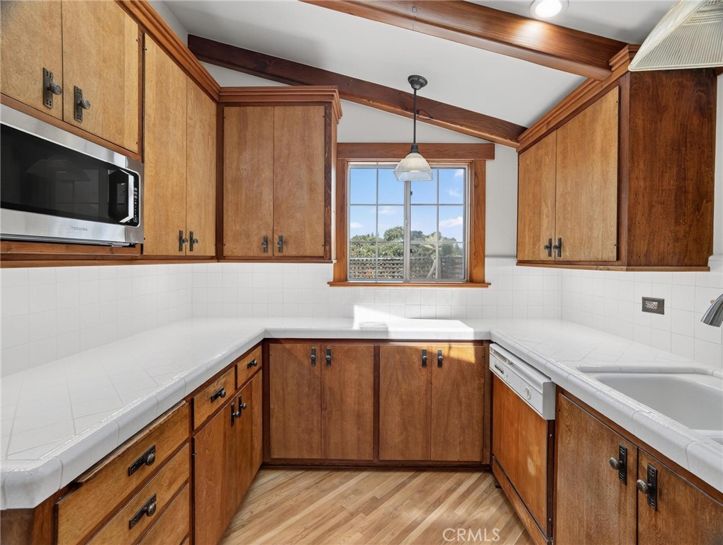 3950 De Longpre Avenue Property Photo 18