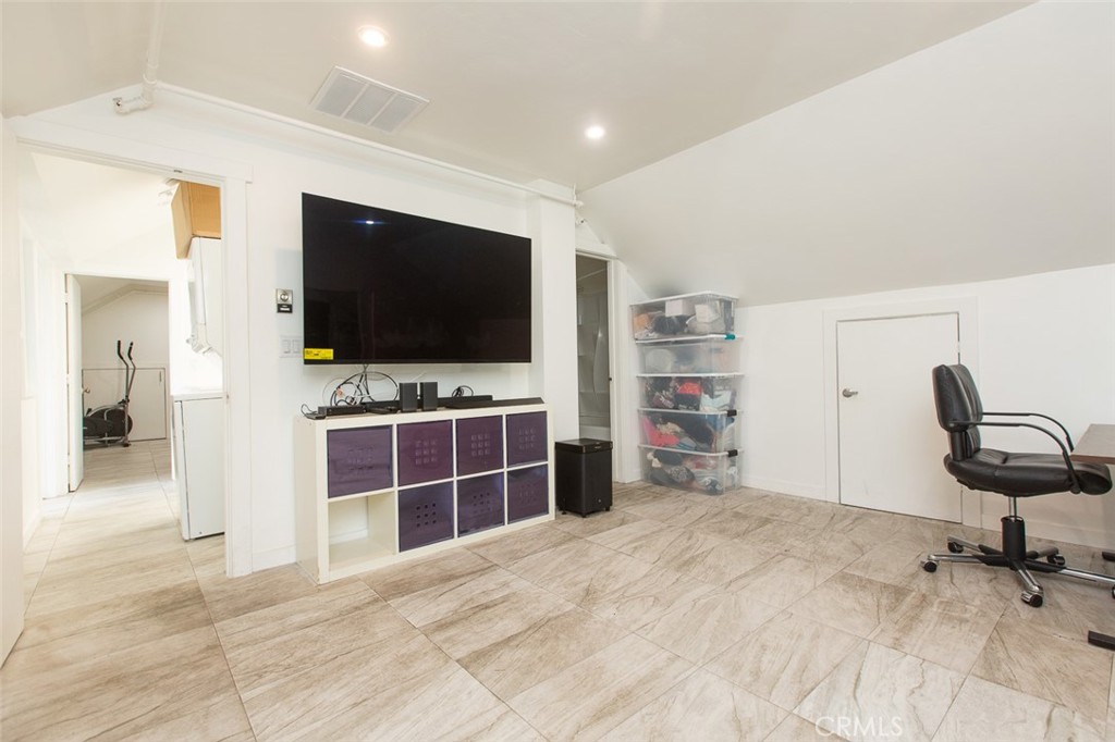 757 Pier Avenue Property Photo 29