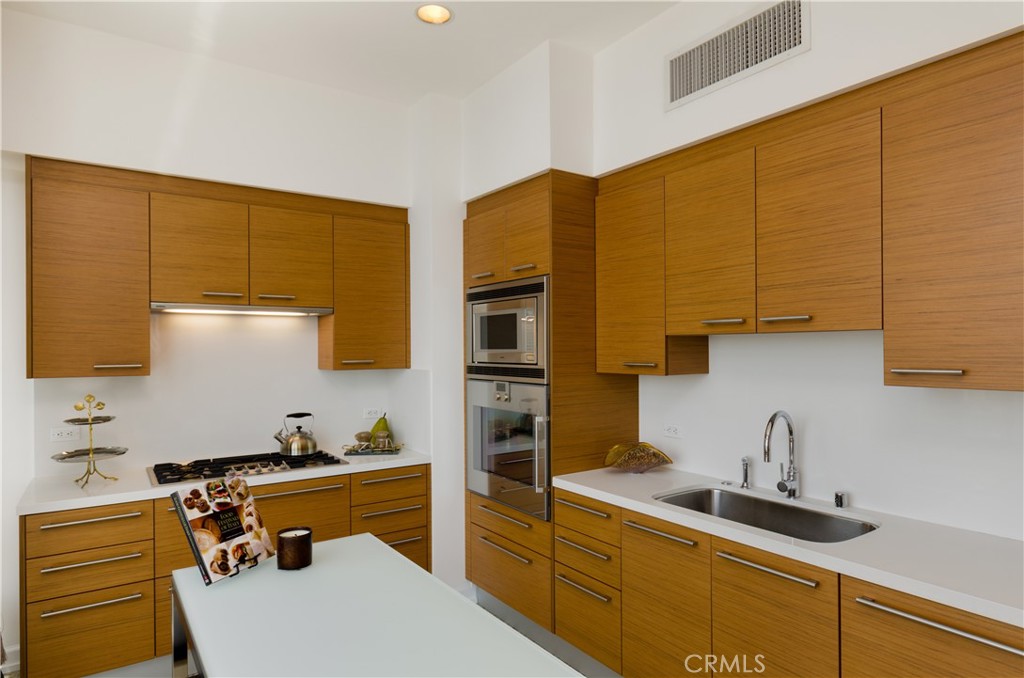 900 W Olympic Boulevard 32b Property Photo 6