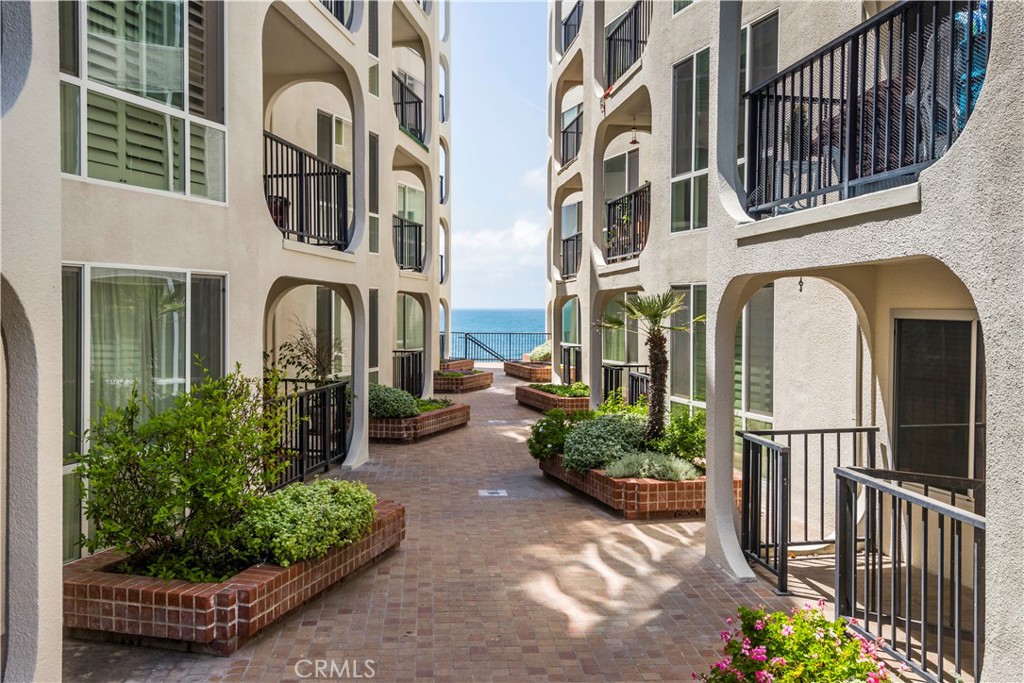 565 Esplanade 202 Property Photo 4