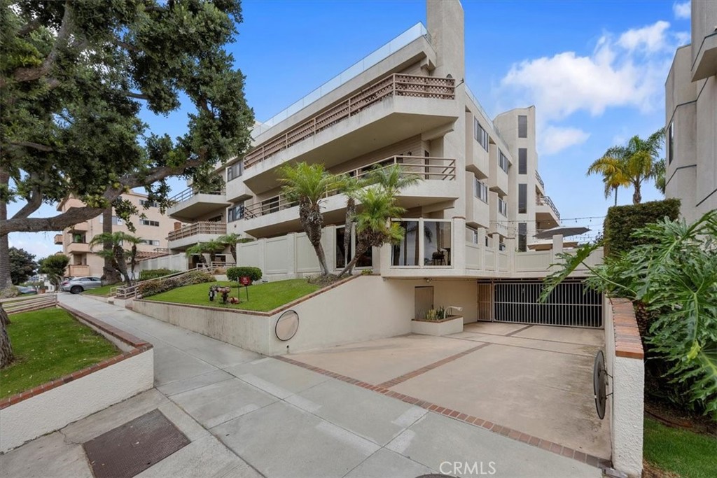 512 Esplanade 303 Property Photo 1
