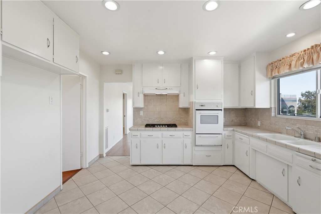 661 W 26th Property Photo 17