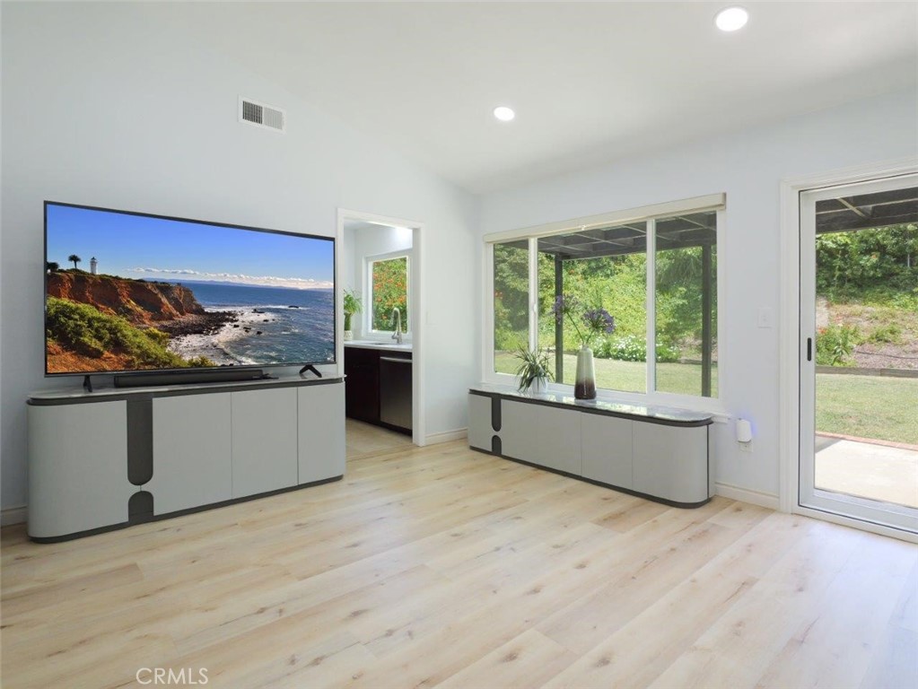 6954 Kings Harbor Property Photo 8