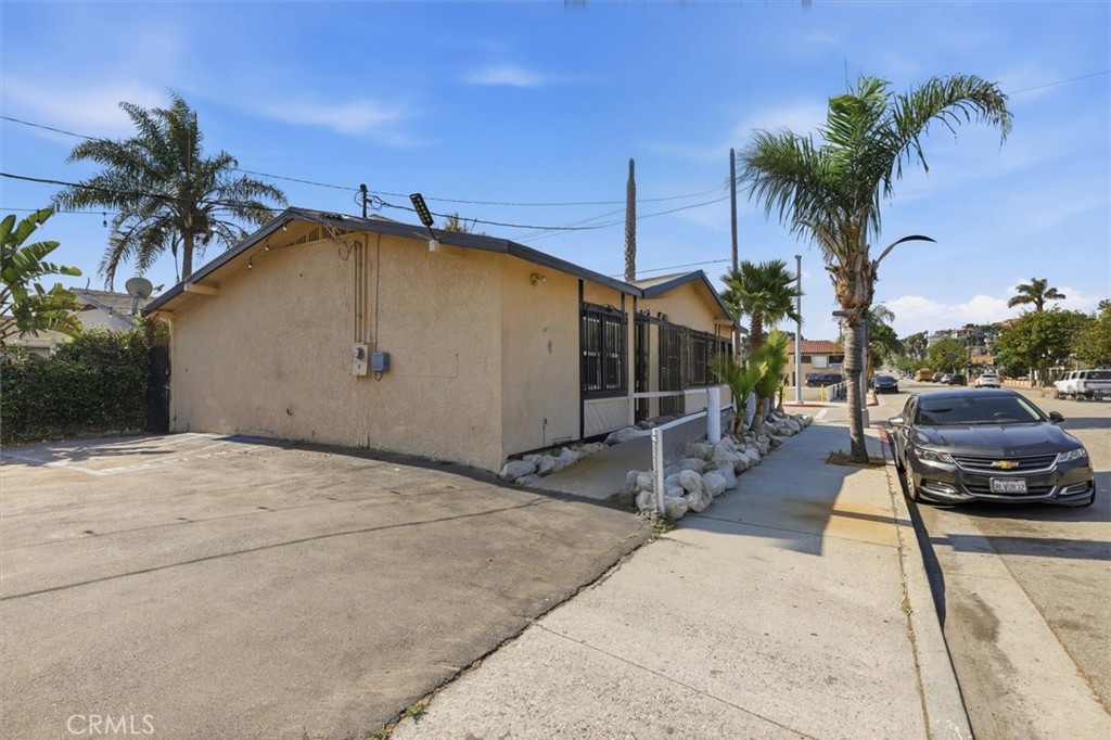 690 W 18th Street Property Photo 5