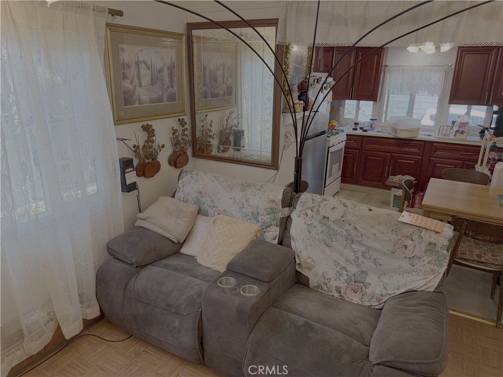 520 E Carson Street Property Photo 4