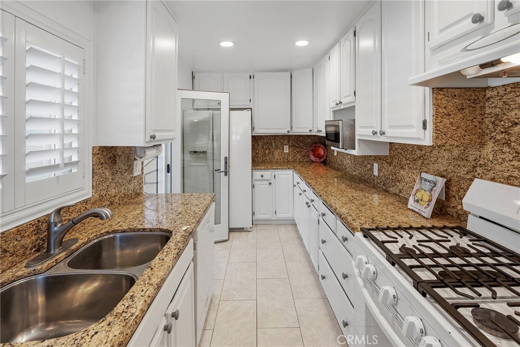 25908 Appian Way Property Photo 11