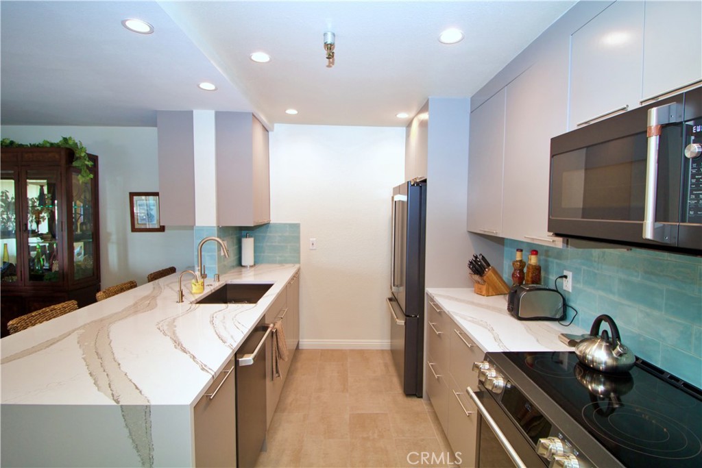 230 S Catalina Avenue 107 Property Photo 4