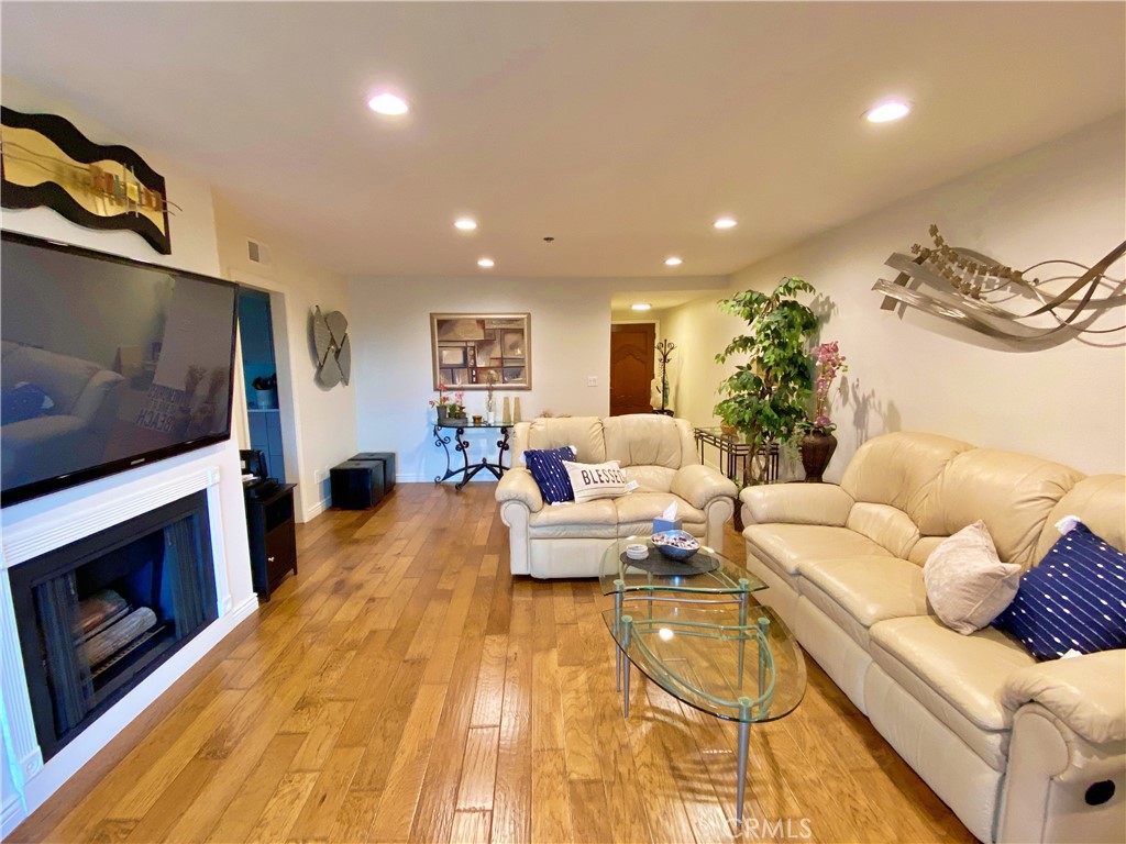 230 S Catalina Avenue 107 Property Photo 6