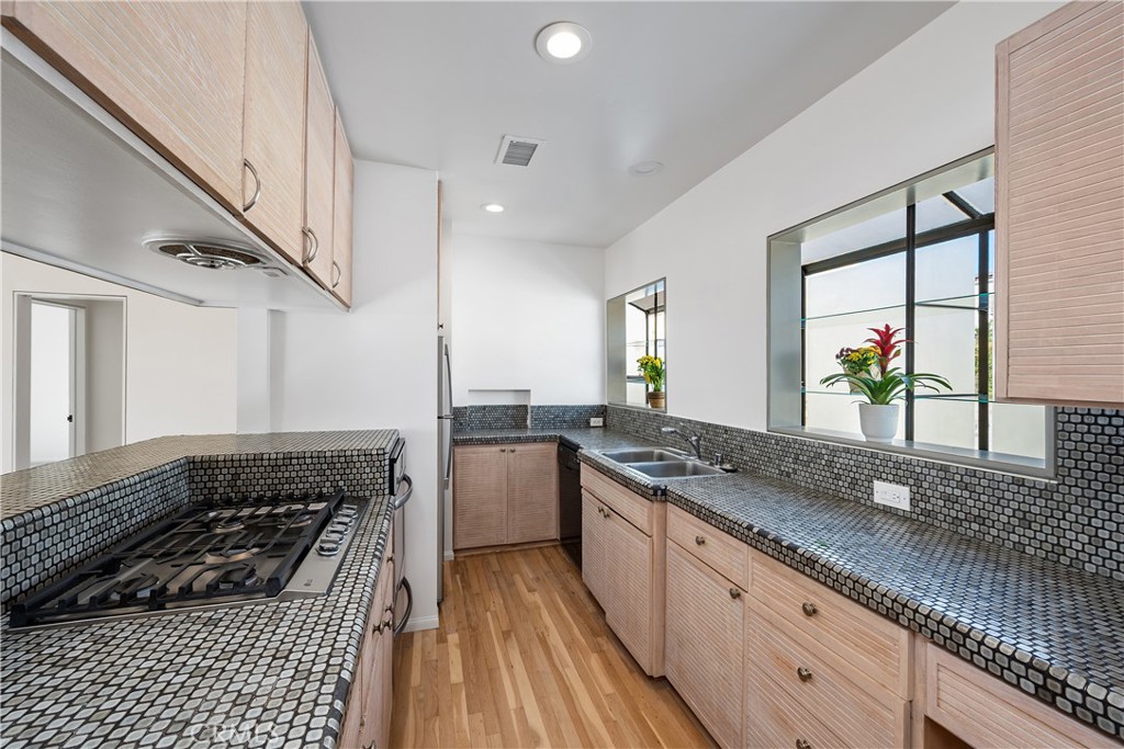 2513 Ozone Court Property Photo 8