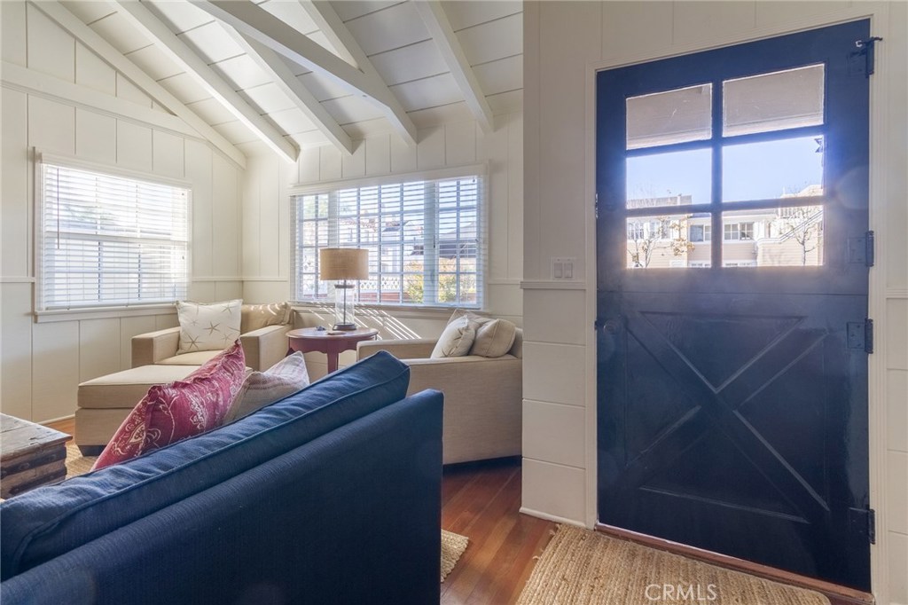 1905 E Balboa Boulevard Property Photo 2