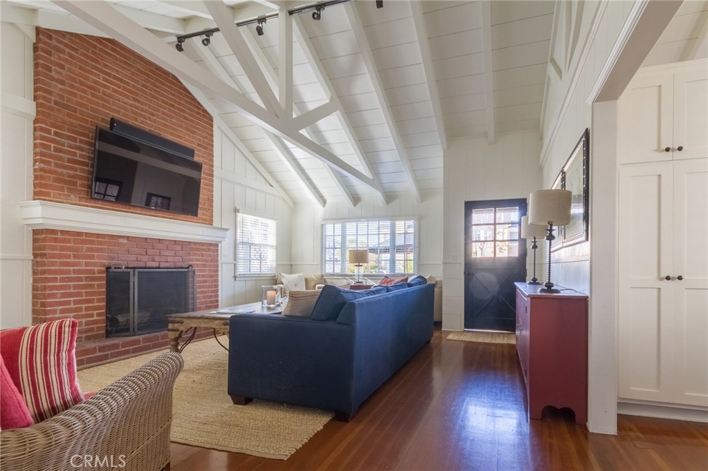 1905 E Balboa Boulevard Property Photo 3