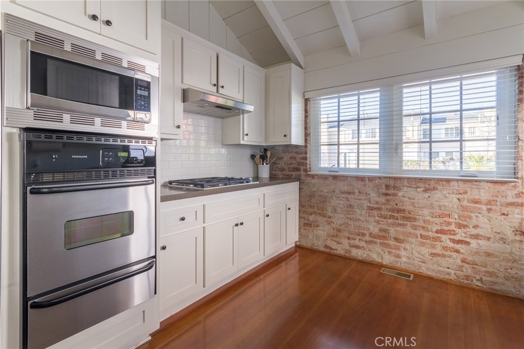 1905 E Balboa Boulevard Property Photo 8