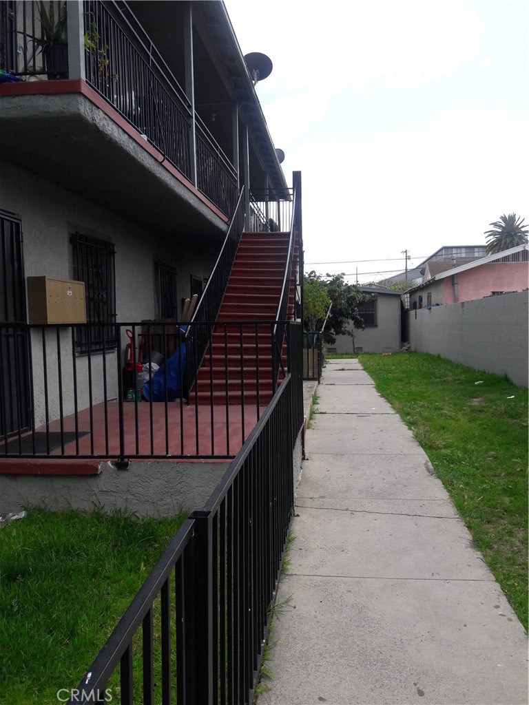352 E 52nd Street E Property Photo 1