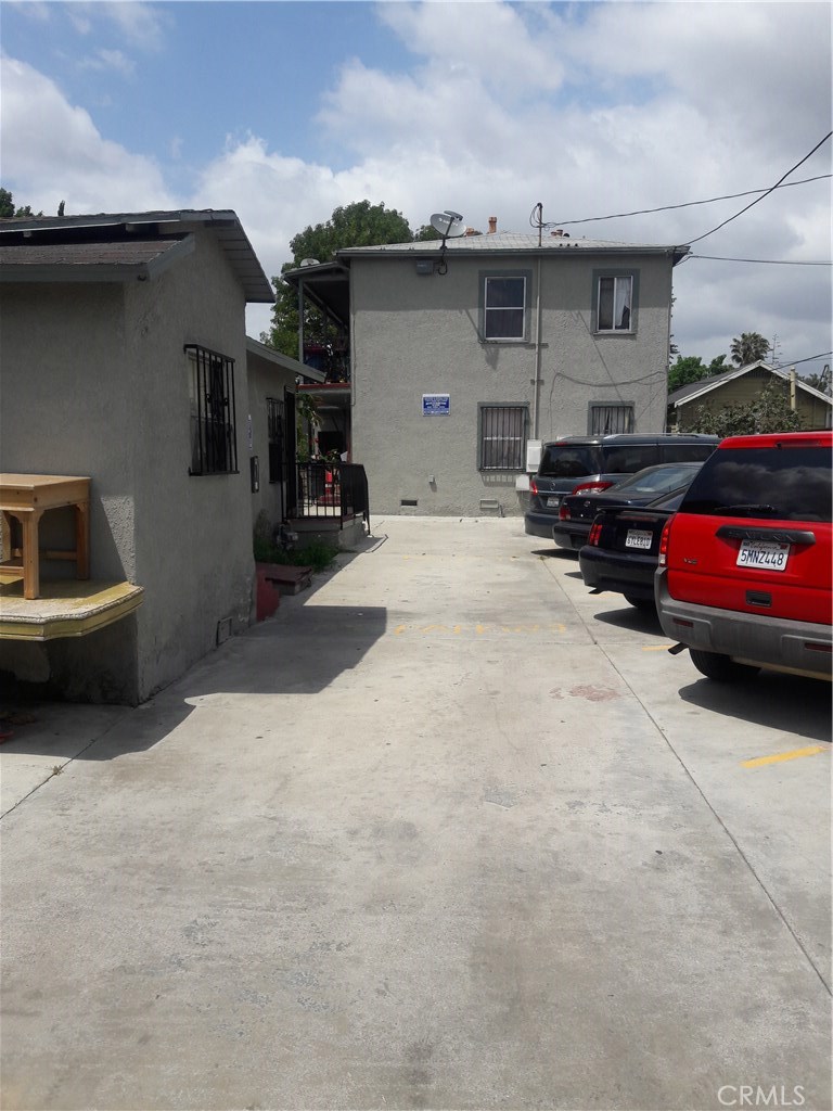 352 E 52nd Street E Property Photo 2