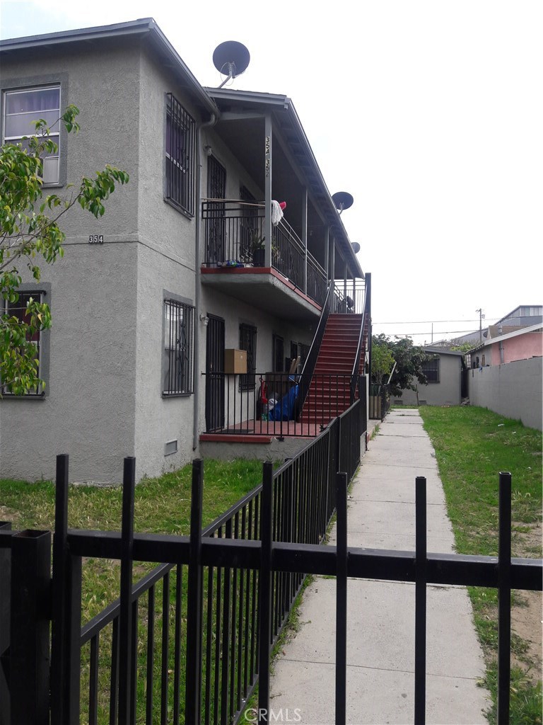 352 E 52nd Street E Property Photo 4