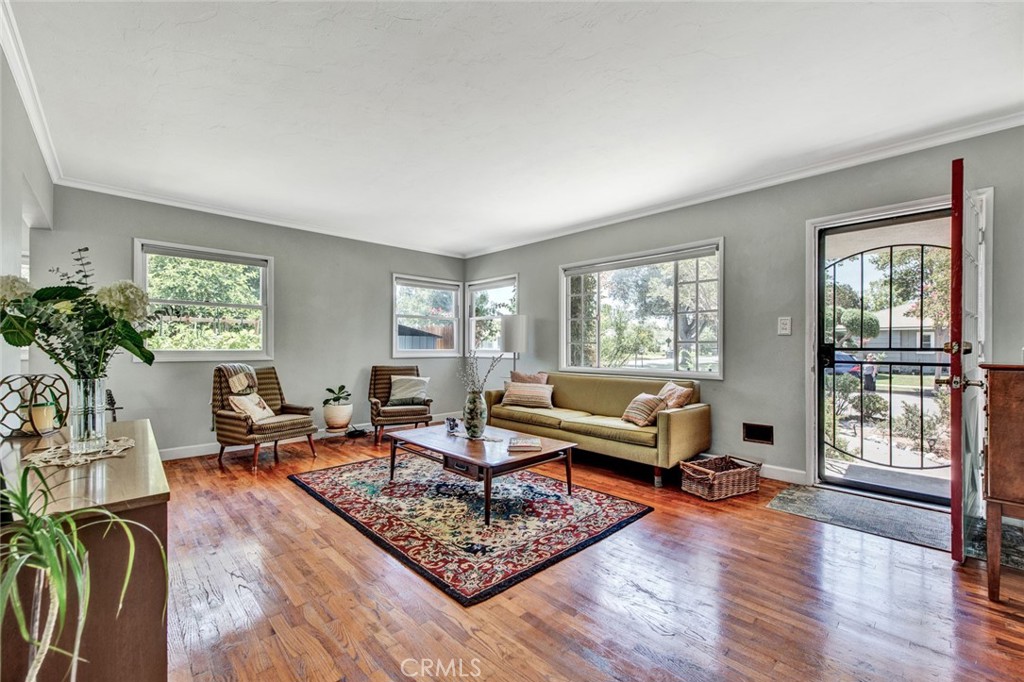 1135 W 10th Street Property Photo 4