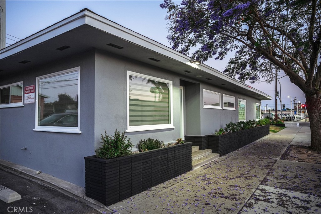 653 W Commonwealth Property Photo 4