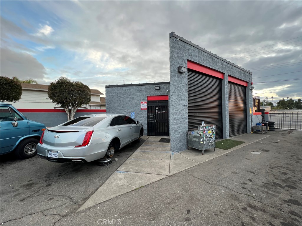 1129 S Lemon Street Property Photo 8