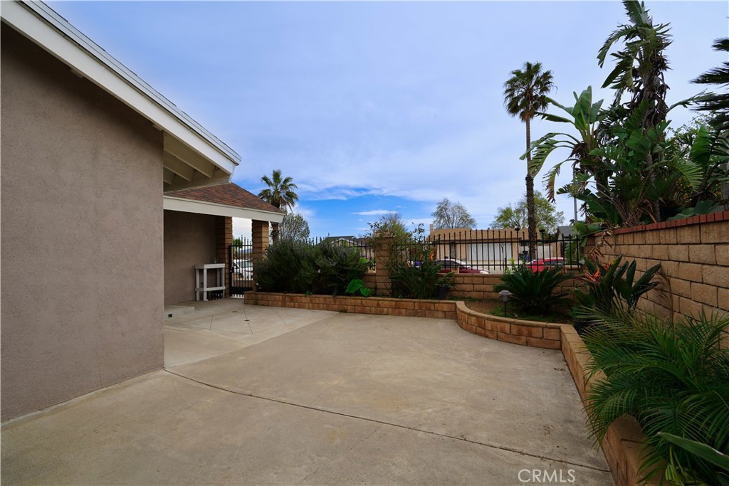 2425 N Fillmore Avenue Property Photo 15