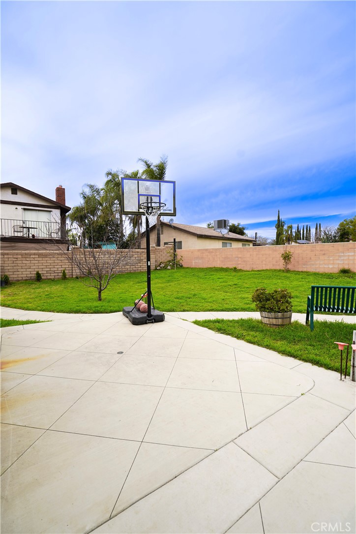 2425 N Fillmore Avenue Property Photo 16
