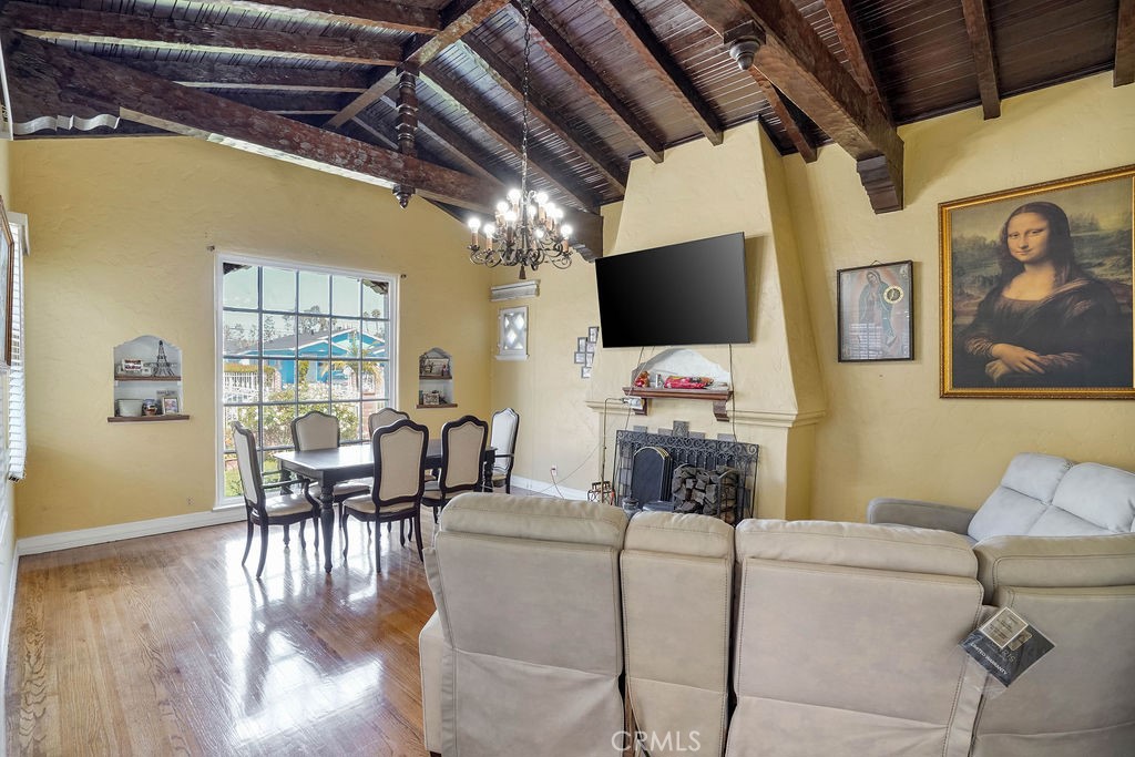 2546 S Bronson Avenue Property Photo 6