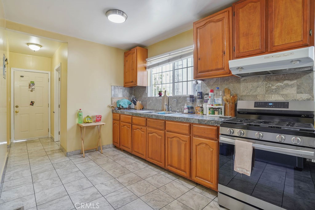 2546 S Bronson Avenue Property Photo 9