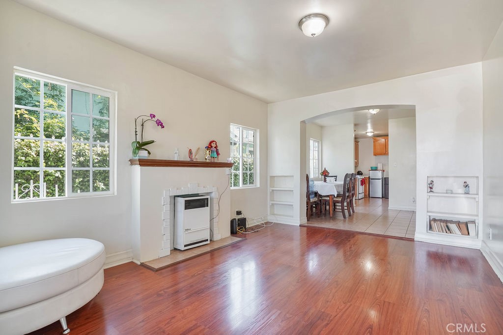 2546 S Bronson Avenue Property Photo 14