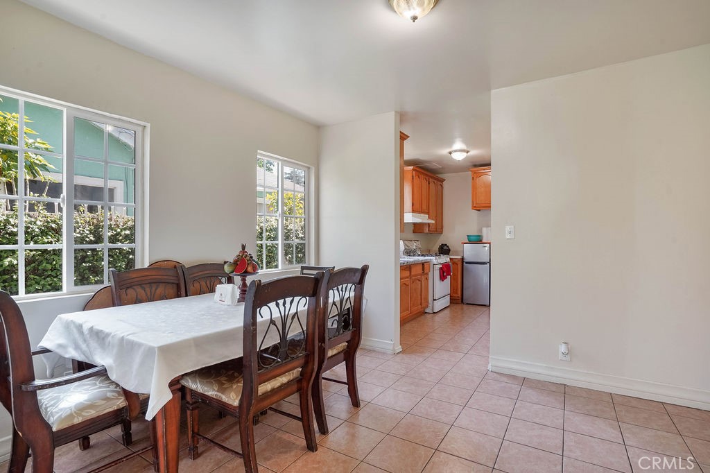 2546 S Bronson Avenue Property Photo 15