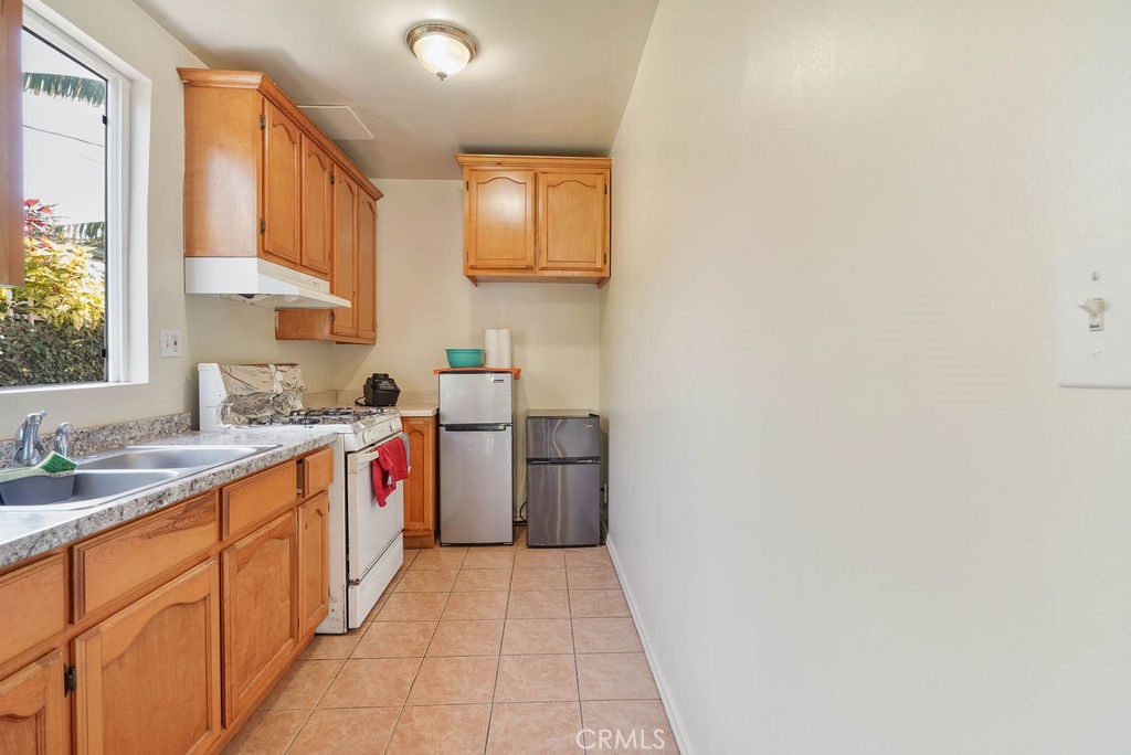 2546 S Bronson Avenue Property Photo 16