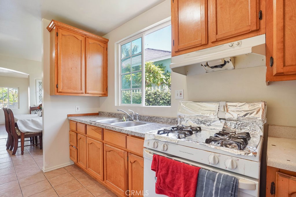 2546 S Bronson Avenue Property Photo 17