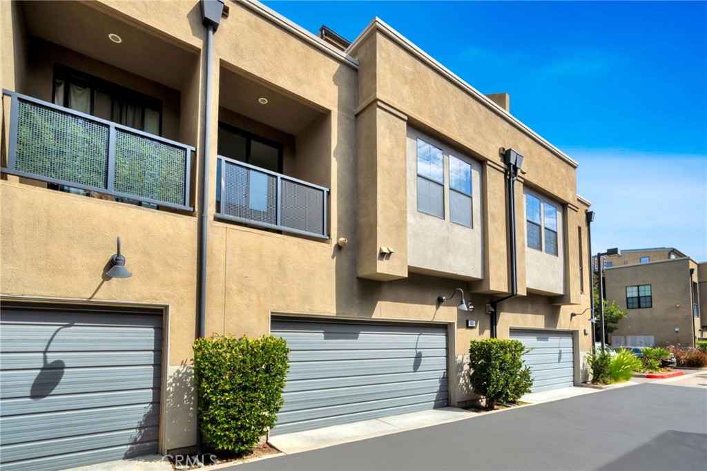 563 W Maple Avenue Property Photo 1