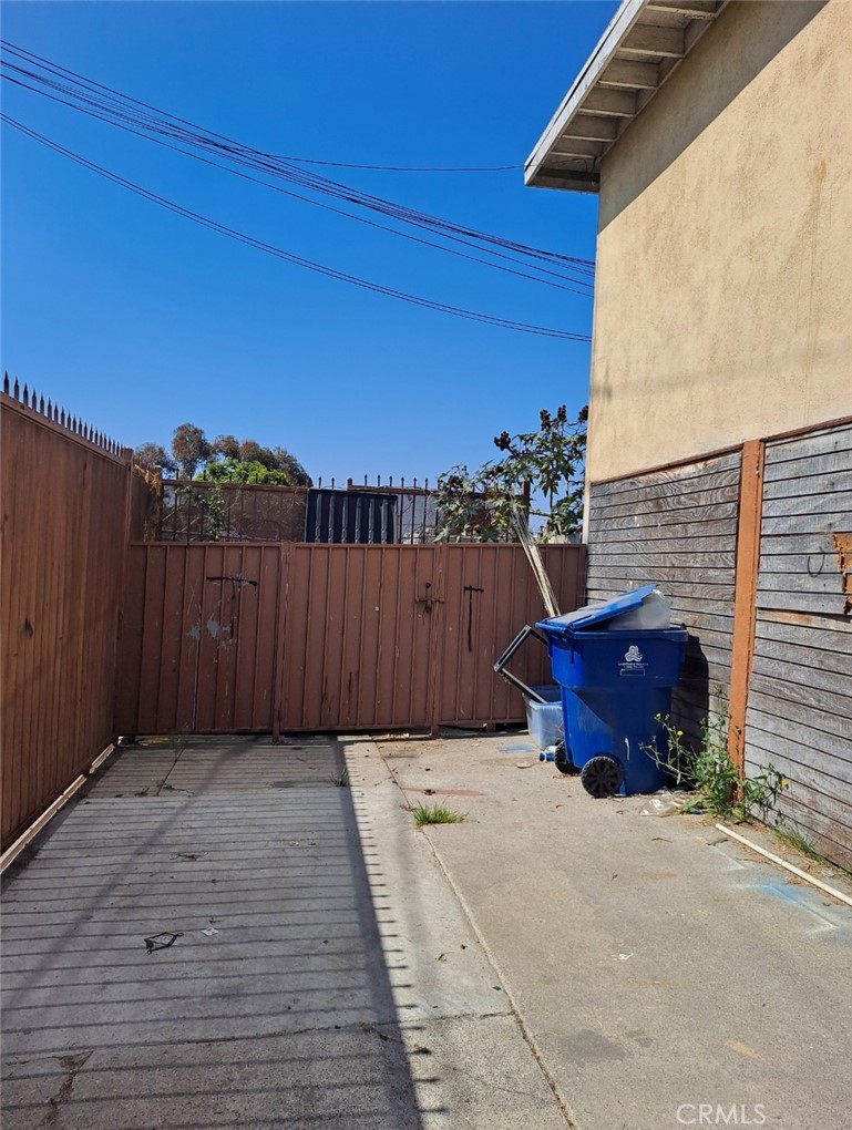 11500 Berendo Avenue Property Photo 5