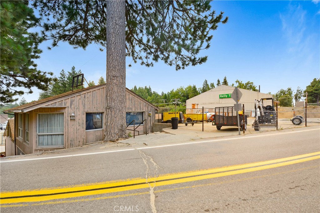 26325 Pine Avenue Property Photo 11