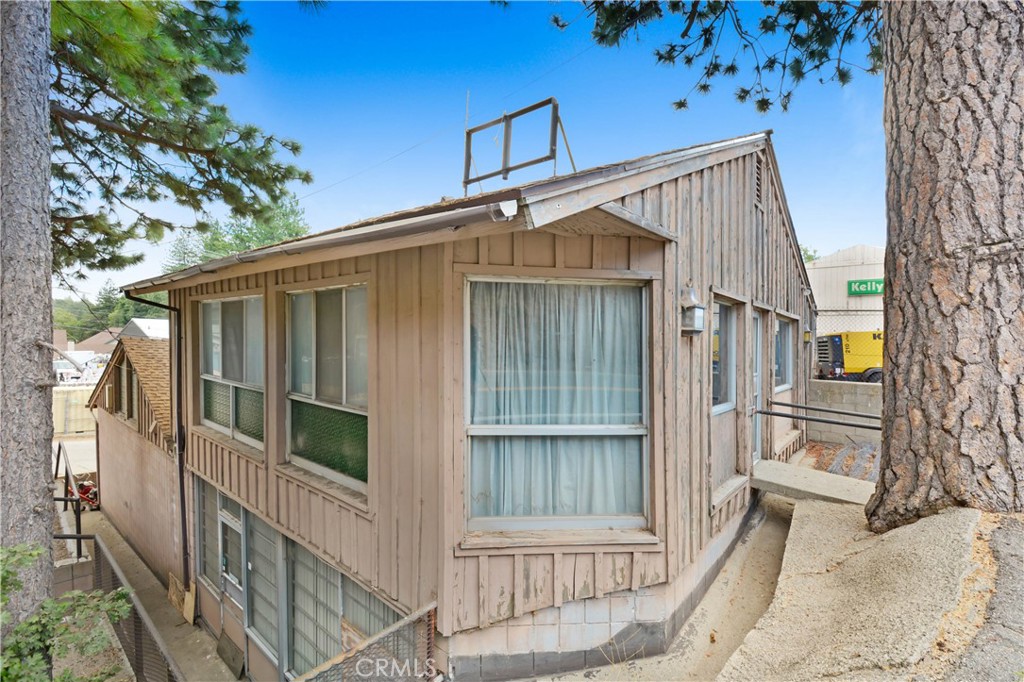 26325 Pine Avenue Property Photo 15