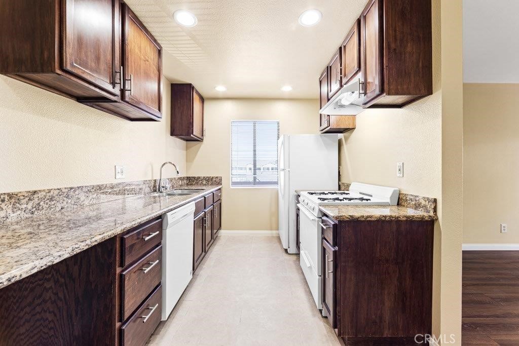 2422 E 11th Street Property Photo 8