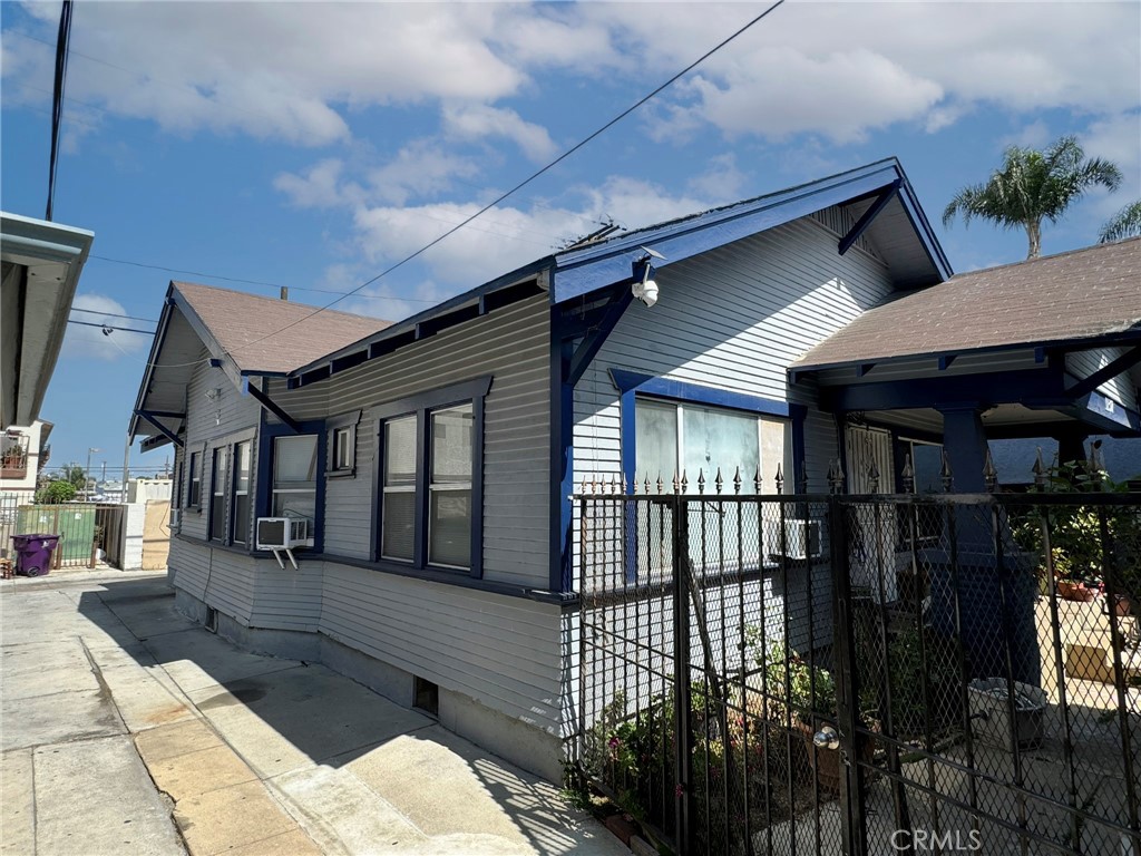 1135 E 3rd Street Property Photo 6