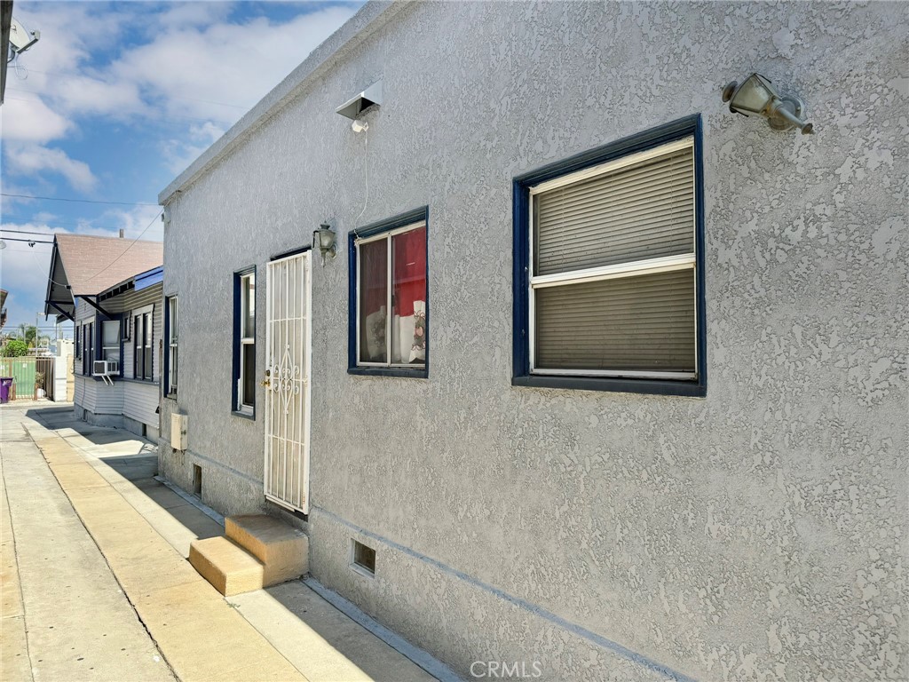 1135 E 3rd Street Property Photo 8